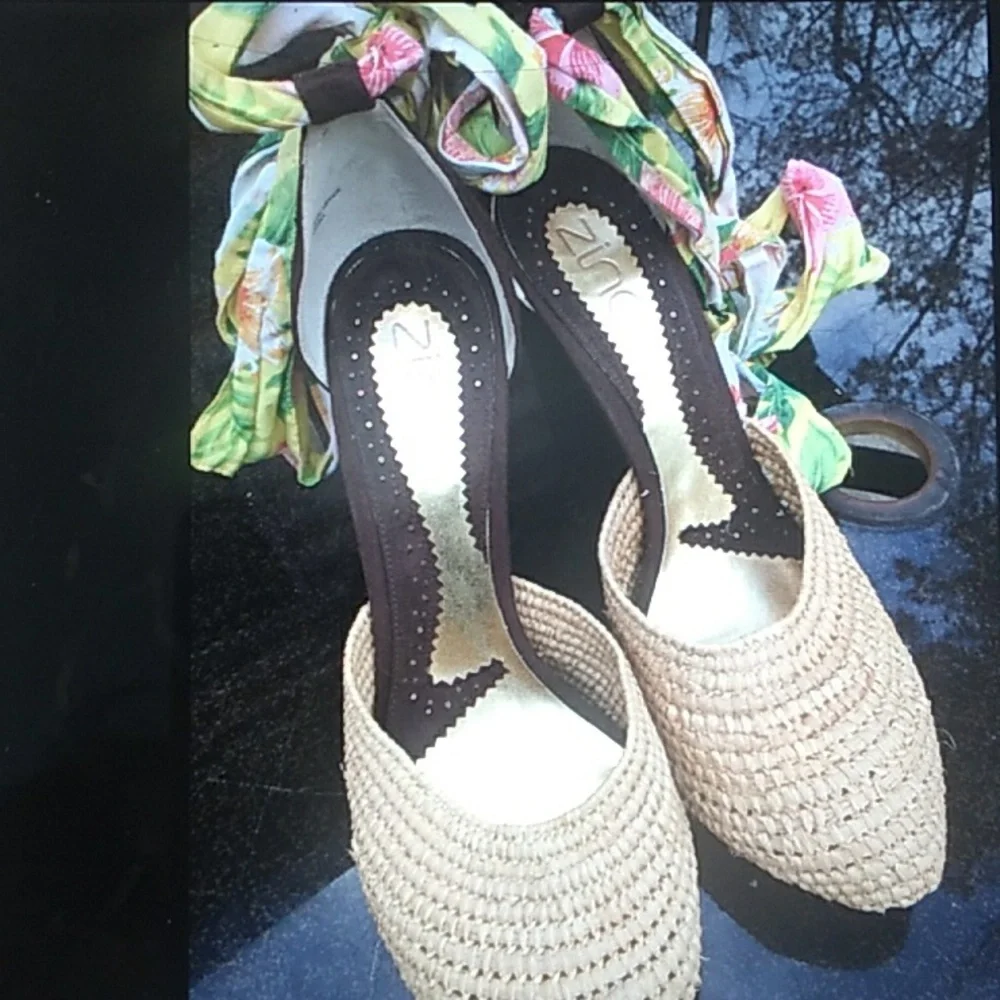 Marc Fisher PINK Wedge SANDALS Like New  Sz  8.5